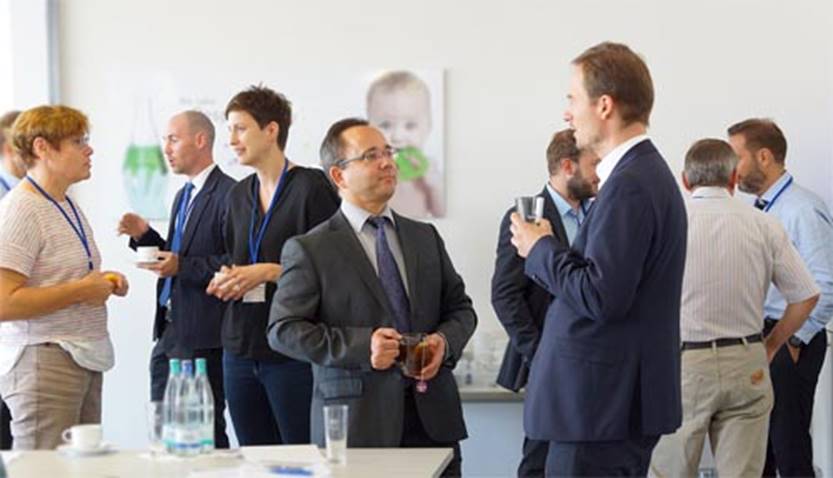 Ein Bild, das drinnen, Wand, Gruppe, stehend enth&auml;lt.

Automatisch generierte Beschreibung